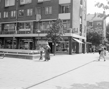 885044 Afbeelding van een moeder met dochter van niet-Nederlandse afkomst op het Smaragdplein te Utrecht, met op de ...